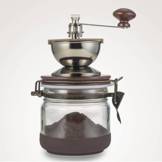 Il macinino con il barattolo di vetro pieno di caffe appena macinato
