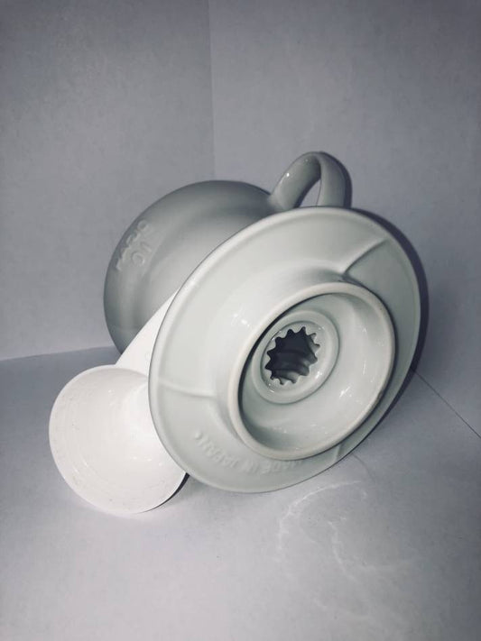 Il dripper in ceramica bianca visto dall'alto