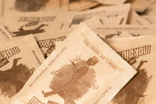 Le bustine di zucchero di canna da vicino