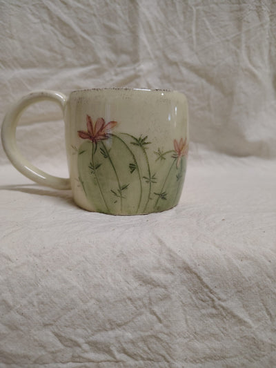 Tazza con un cactus a coste in fiore