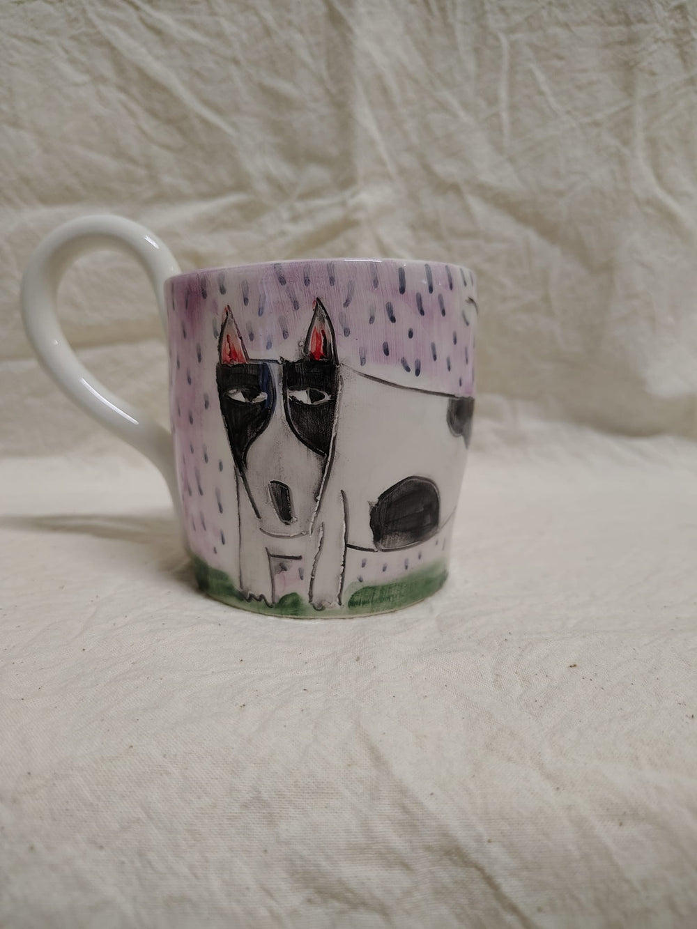 Tazza con un cane bianco a macchie nere su fondo lilla