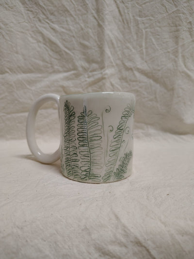 Tazza con le fronde di felce e i riccioli nuovi