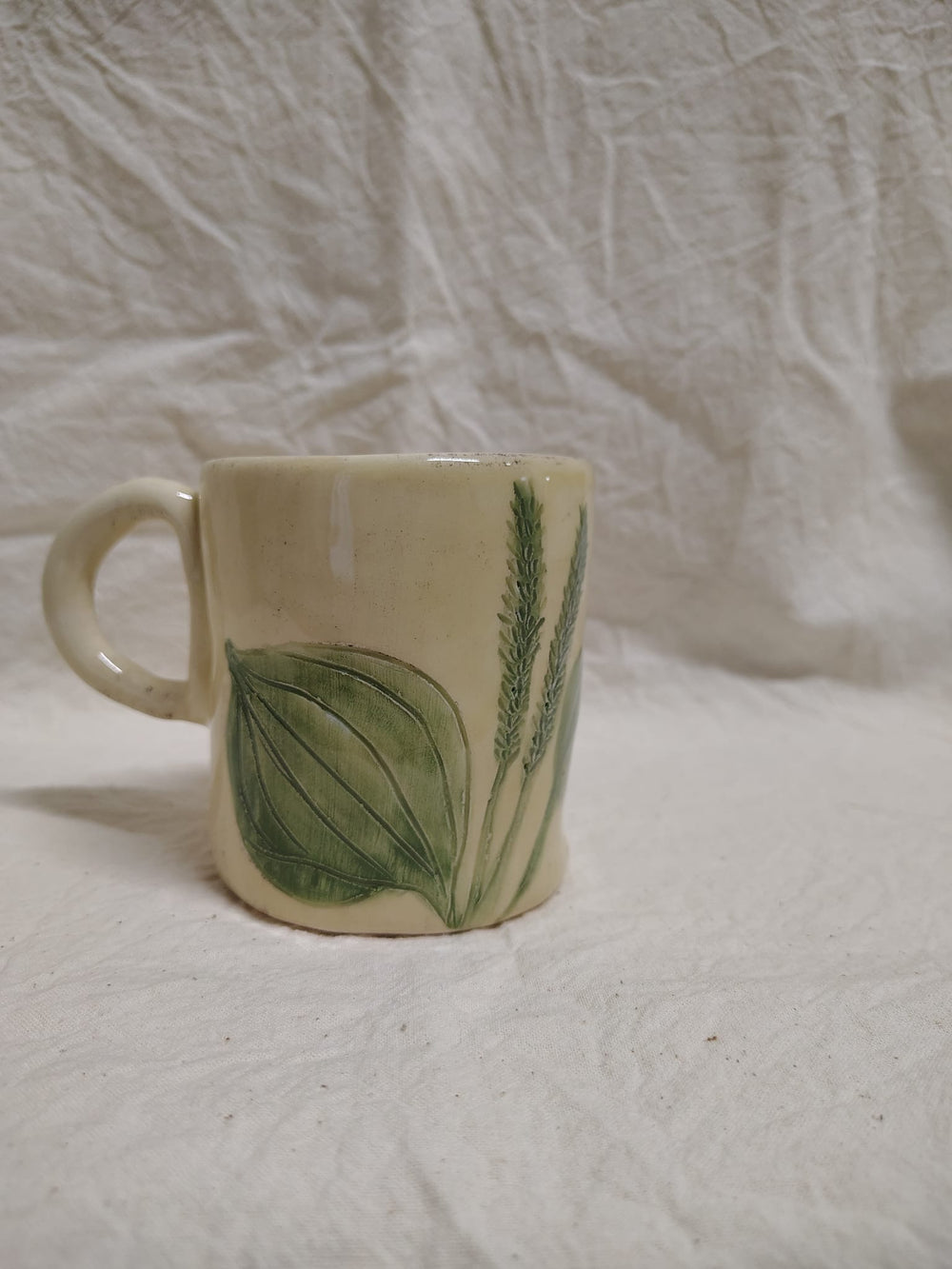 Tazza con una foglia e due spighe modellate a rilievo