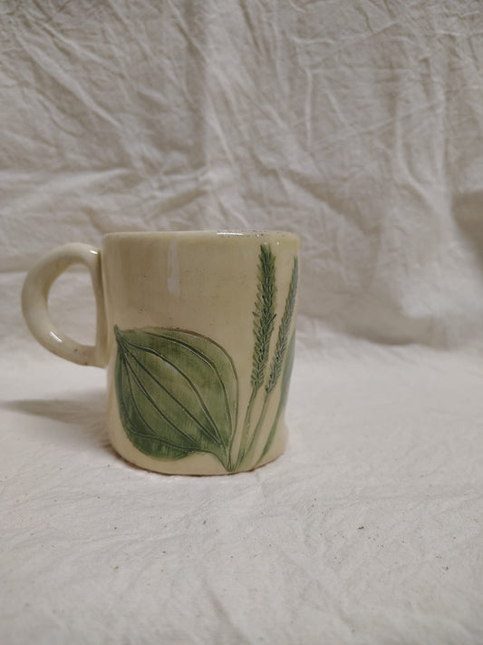 Tazza con una foglia e due spighe modellate a rilievo