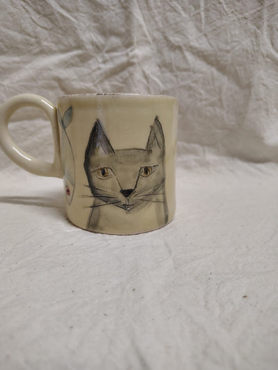 Tazza con il muso di un gatto grigio dipinto a mano
