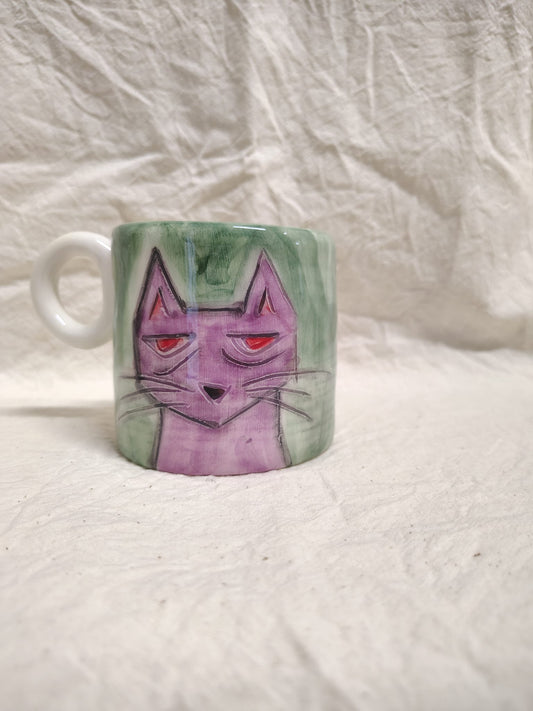 Tazza con un gatto rosa su fondo verde spennellato
