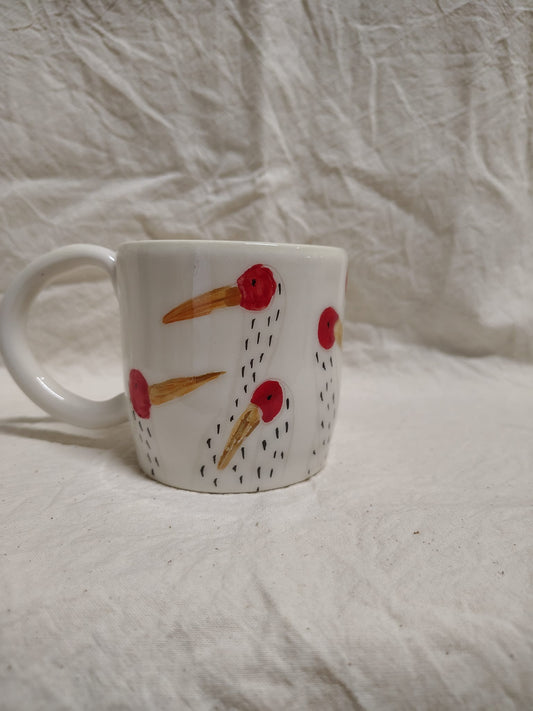 Tazza con tre gru dal ciuffo rosso e il becco ocra