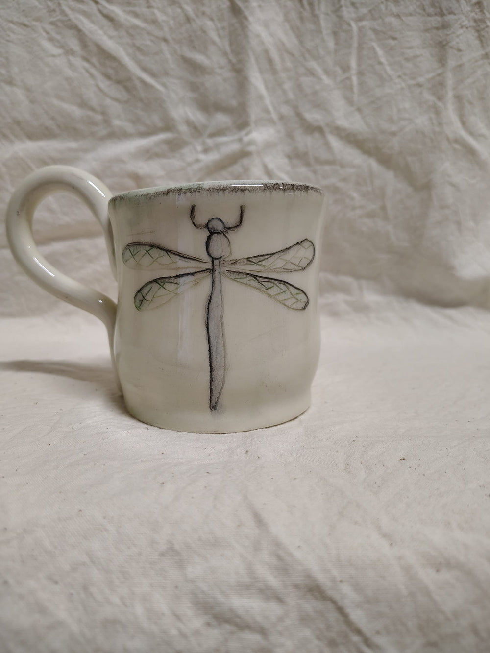 Tazza con una libellula incisa e dipinta di verde