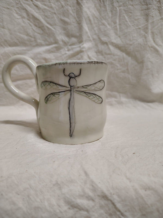 Tazza con una libellula incisa e dipinta di verde