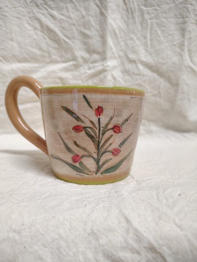 Tazza con i tulipani rossi e il manico color terracotta