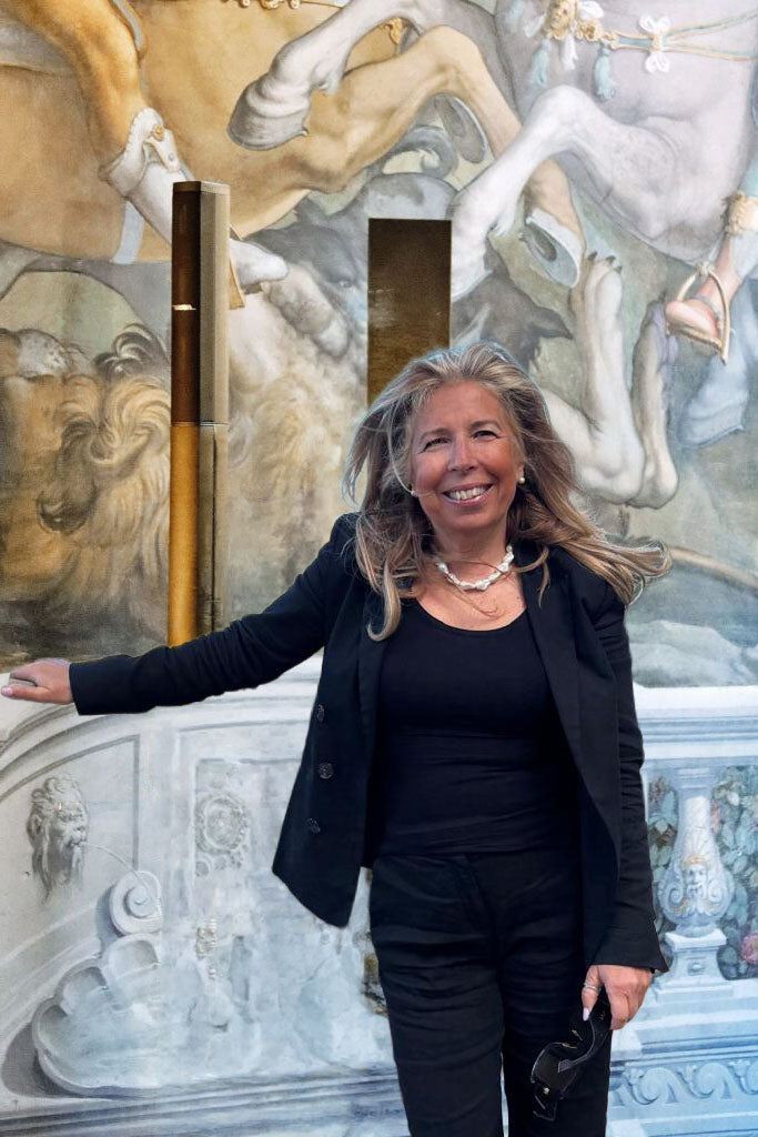 Patrizia Grassini, presidente provinciale UAI Livorno, in piedi davanti a un affresco