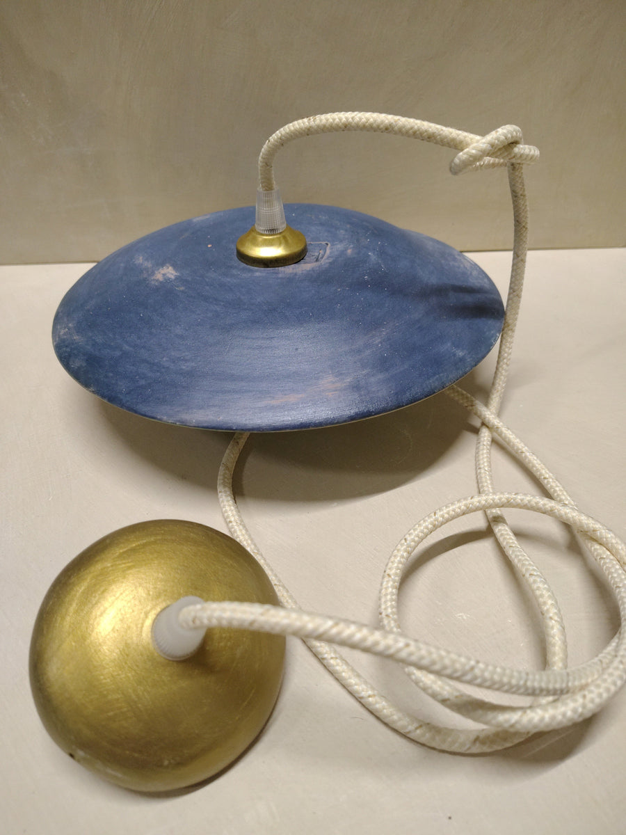 Lampada blu accesa