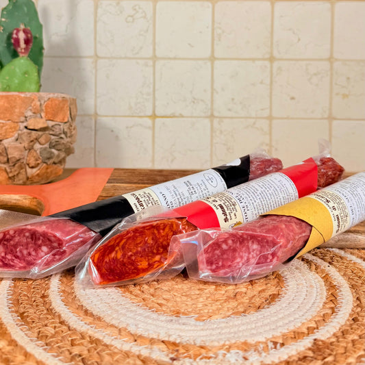 I tre bastoni affiancati, con le etichette diverse di dolce, piccante e tartufo, e una fetta tagliata davanti