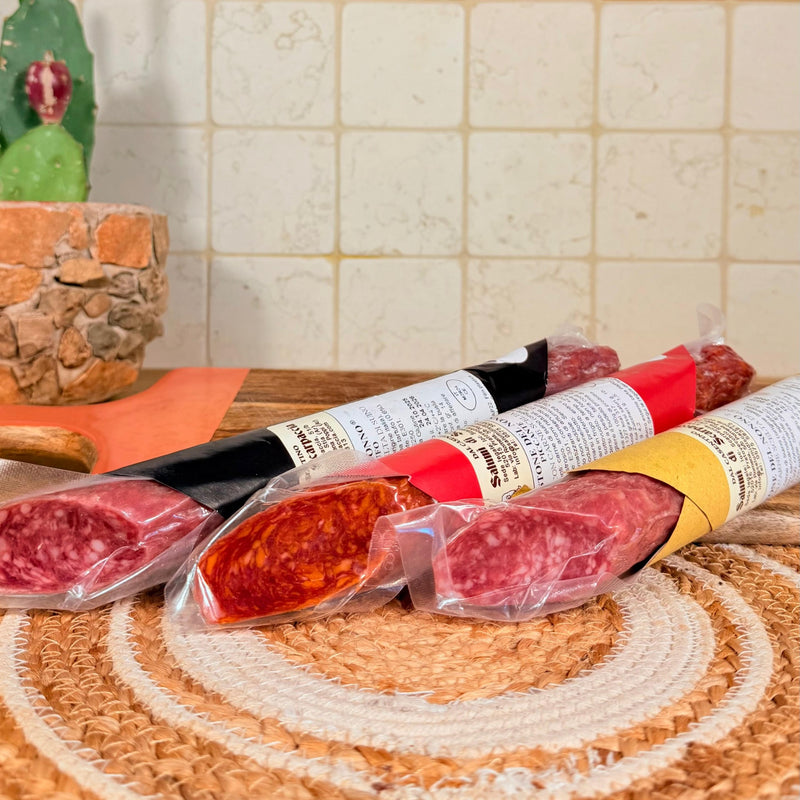 I tre bastoni affiancati, con le etichette diverse di dolce, piccante e tartufo, e una fetta tagliata davanti