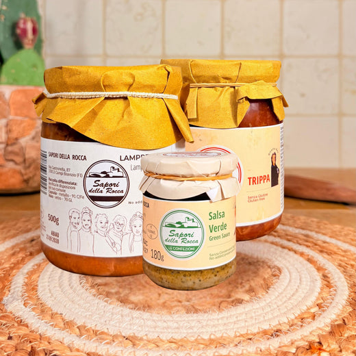 I due vasetti grandi di lampredotto e trippa dietro al vasetto piccolo di salsa verde