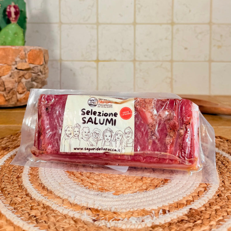 Il trancio rettangolare di pancetta stesa sottovuoto, con gli strati di magro e grasso in vista