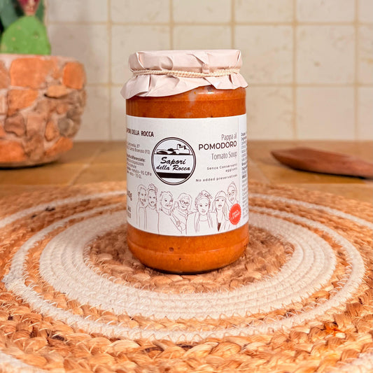 Il vasetto alto di Pappa al pomodoro con la fascetta di stoffa sul coperchio