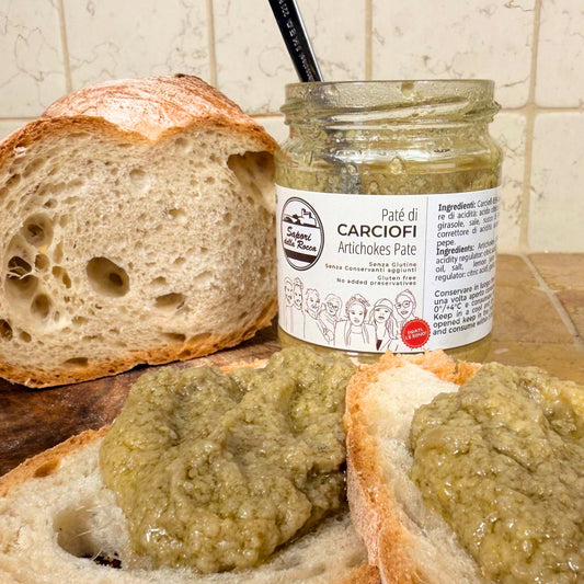 La crema verde spalmata sul pane, col vasetto aperto e l'etichetta degli ingredienti in vista