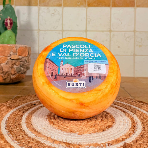 La forma intera con la crosta arancione e l'etichetta Pascoli di Pienza e Val d'Orcia