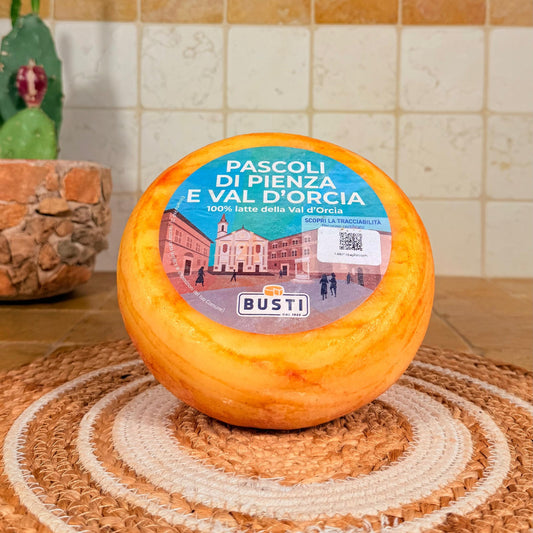 La forma intera con la crosta arancione e l'etichetta Pascoli di Pienza e Val d'Orcia