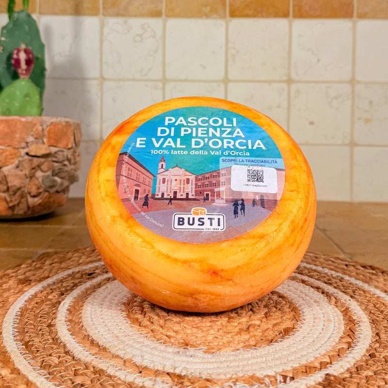 La forma intera con la crosta arancione e l'etichetta Pascoli di Pienza e Val d'Orcia