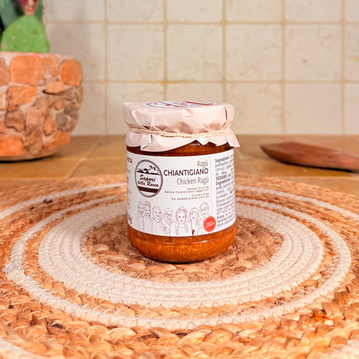 Il vasetto di Ragù chiantigiano con l'etichetta azzurra, sul centrino all'uncinetto