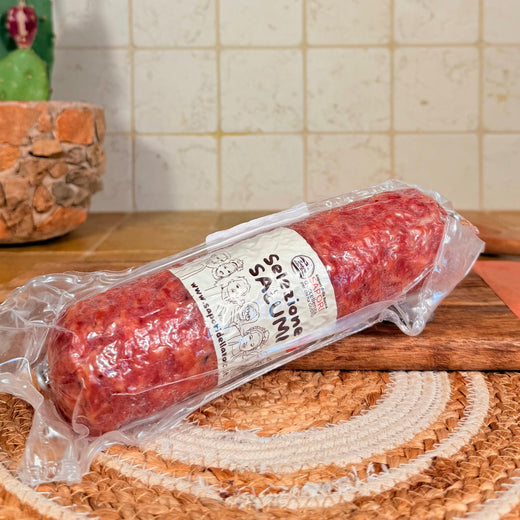Il salame sottovuoto con l'etichetta Selezione Salumi, sul centrino all'uncinetto