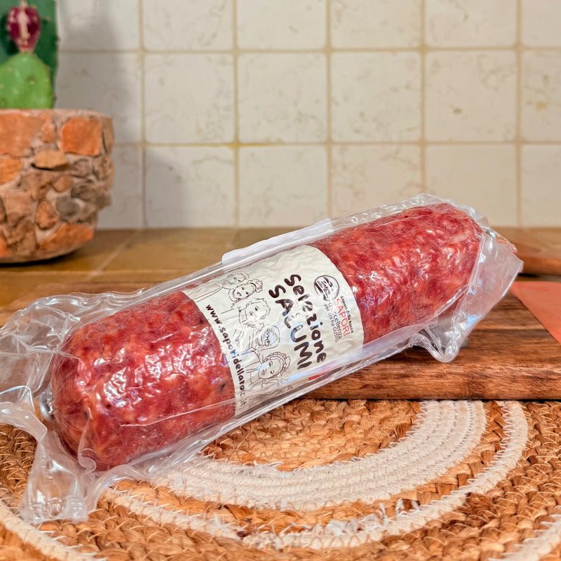 Il salame sottovuoto con l'etichetta Selezione Salumi, sul centrino all'uncinetto