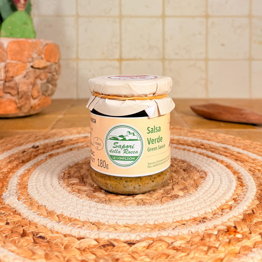 Il vasetto di Salsa verde con l'etichetta gialla, sul centrino all'uncinetto