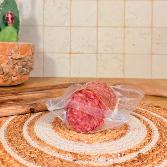 Il mezzo pezzo, più corto, sul centrino all'uncinetto