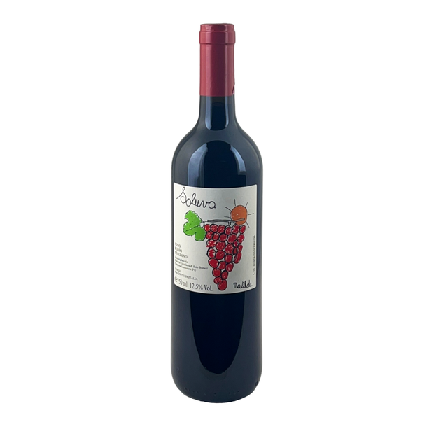 Bottiglia di Soluva rosso IGT Toscana della Fattoria Uccelliera, etichetta con grappolo, su fondo bianco