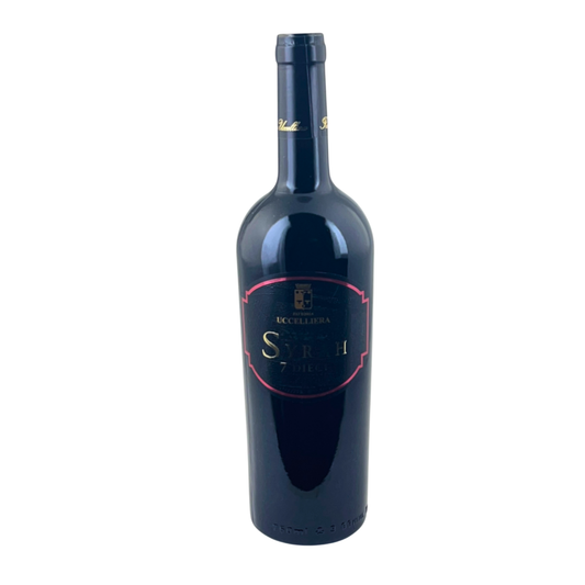 Bottiglia di Syrah 7 Dieci IGT Toscana della Fattoria Uccelliera su fondo bianco