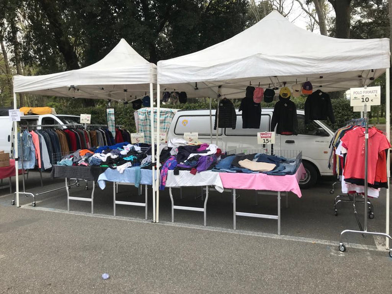 I due gazebo affiancati e la fila degli stender, con il tavolo dei capi in mezzo